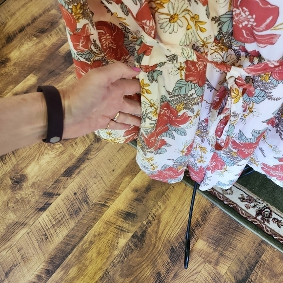 Lulu's Bell Sleeve Floral Cross Front Closure Sz. M Romper - Picture 5 of 12